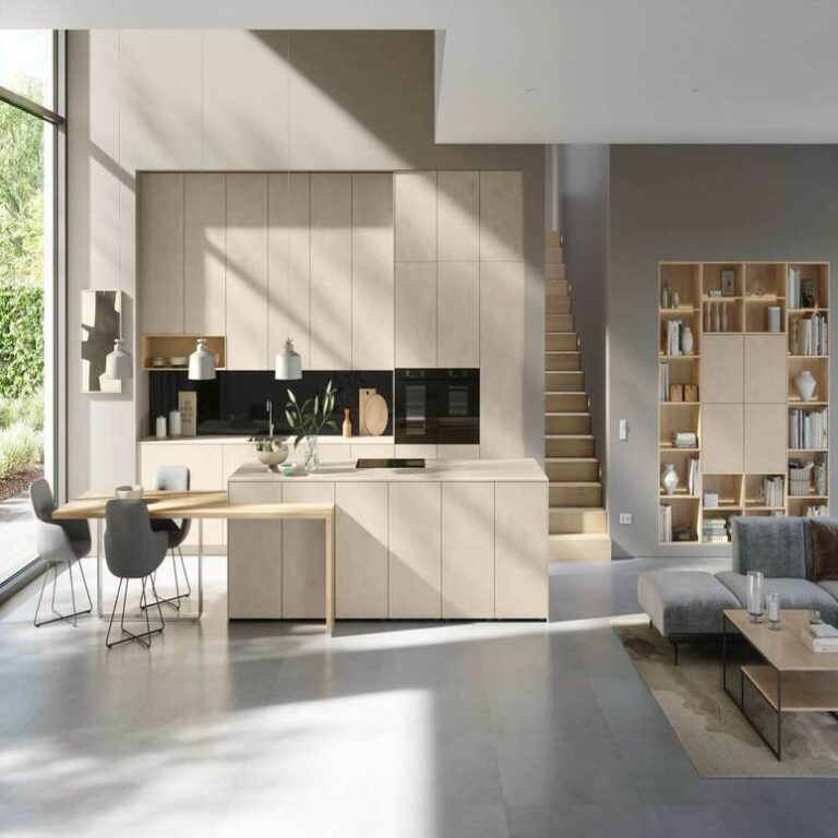 Offene moderne Küche in Beige mit Kochinsel, Essplatz und angrenzendem Wohnbereich – Einbauküche